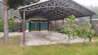 Двускатный навес с крышей из профлиста для автомобиля