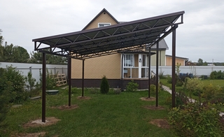 Односкатный навес с крышей из профнастила для установки на загородном участке