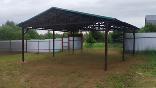 Двускатный навес с зеленым профнастилом