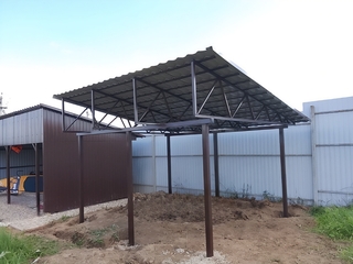 Навес односкатный с крышей из профнастила для дачного дома